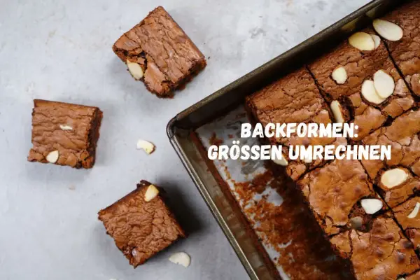 Saftige amerikanische Masse Brownies, frisch aus der Form geschnitten, mit Mandelsplittern verziert.