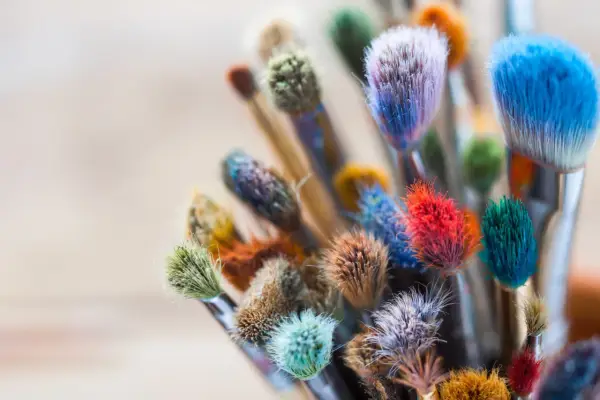 Bunte Pinsel, die darauf warten, wieder weich zu werden und neue Kunstwerke zu schaffen.