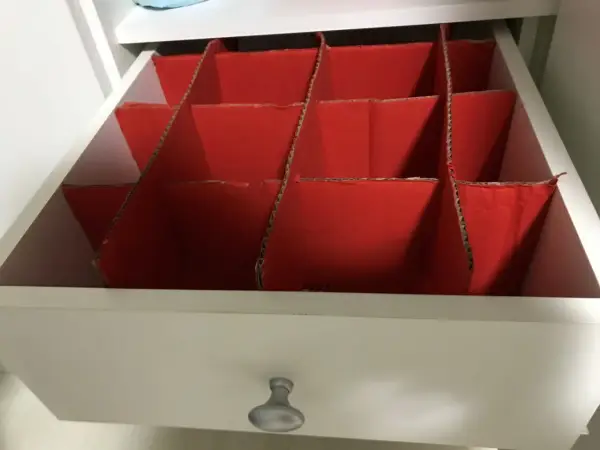 Schubladenteiler aus rotem Karton für Sockenaufbewahrung selber machen.